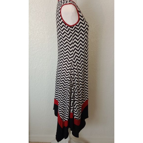LUX II Hankerchief Style V-Neck Black/White/Red Dress Size 6 - Picture 6 of 9